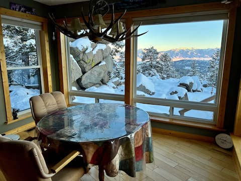 *HOT TUB*Secluded Romantic Mtn Top Retreat*Views*