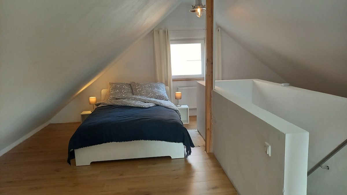 Het bed met hoogwaardige traagschuimmatras