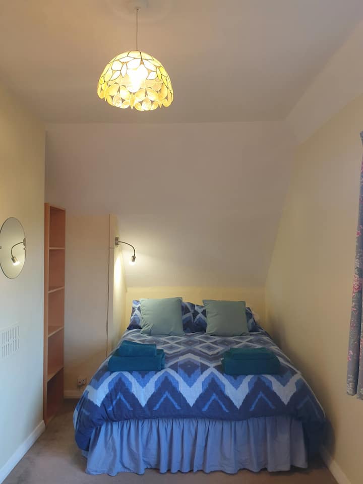 ห้องนอนคู่พร้อมตู้เสื้อผ้าลิ้นชักและโต๊ะทำงาน 