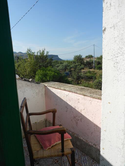EBBENE SI' L' ISOLA CHE SI VEDE E' U S T I C A !!! Dal terrazzino vista sulla campagna e sul mare ).