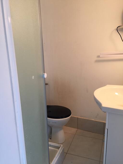 Cabine douche et toilettes