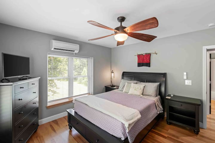 Dormitorio queen en el piso principal.