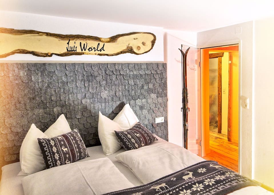 Schlafzimmer mit Boxspringbett