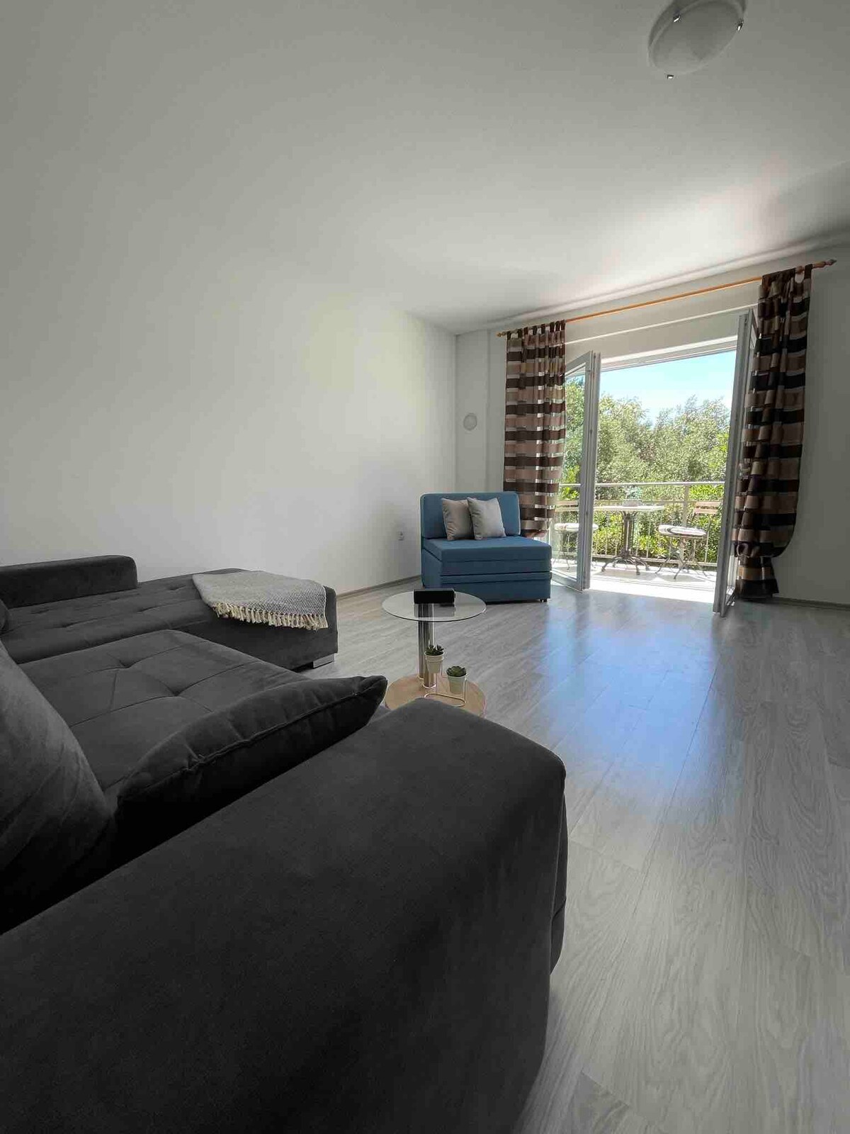 ห้องนั่งเล่น/ครัว
พร้อมโซฟาเบดและเก้าอี้นวมแบบดึงออกได้