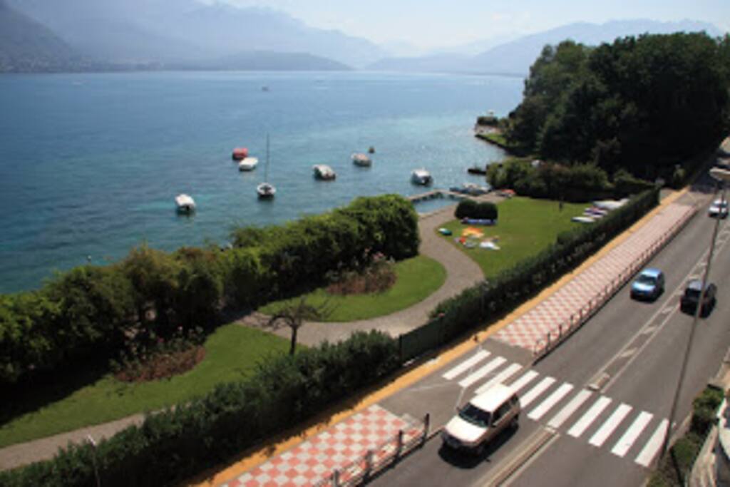 Plage privée vue de la résidence et piste cyclable autour du lac