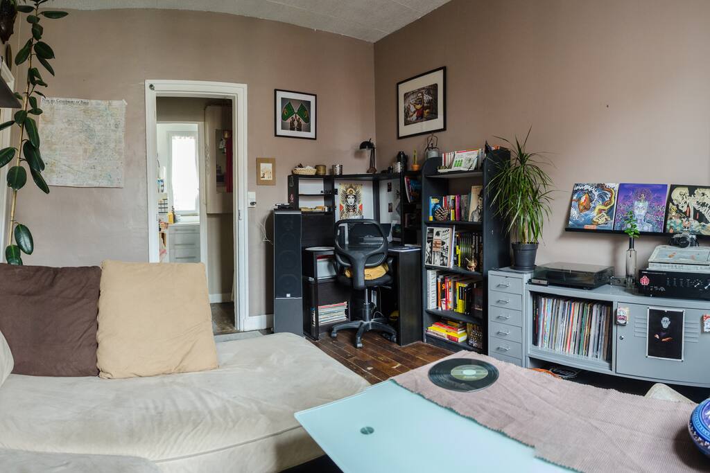coté bureau du salon avec entrée et cuisine