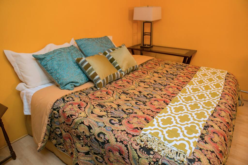 Huge king size pillow top bed with luxurious super soft Hotel quality bedding.