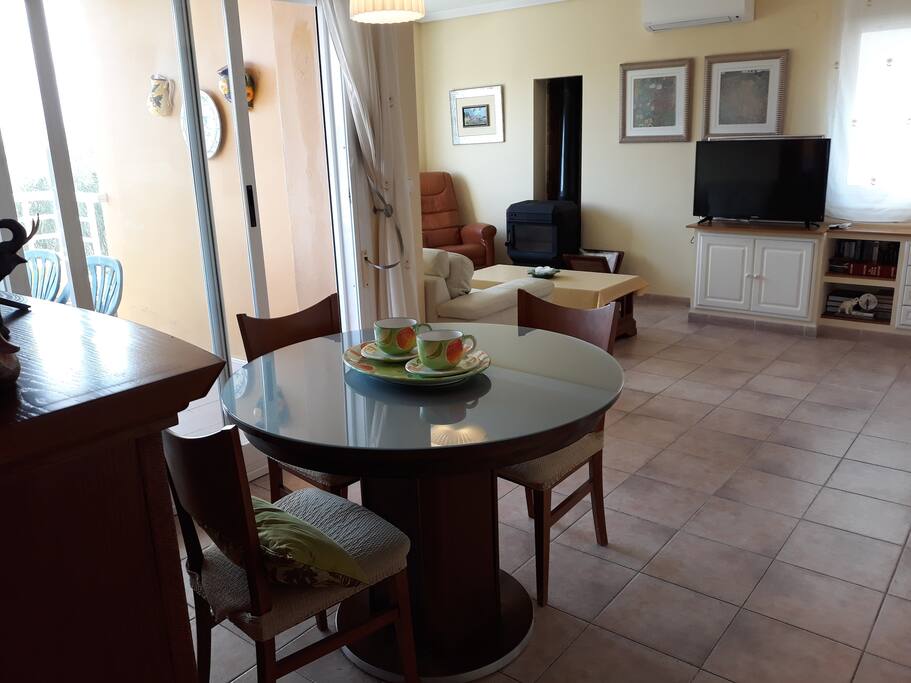Salón-comedor con chimenea