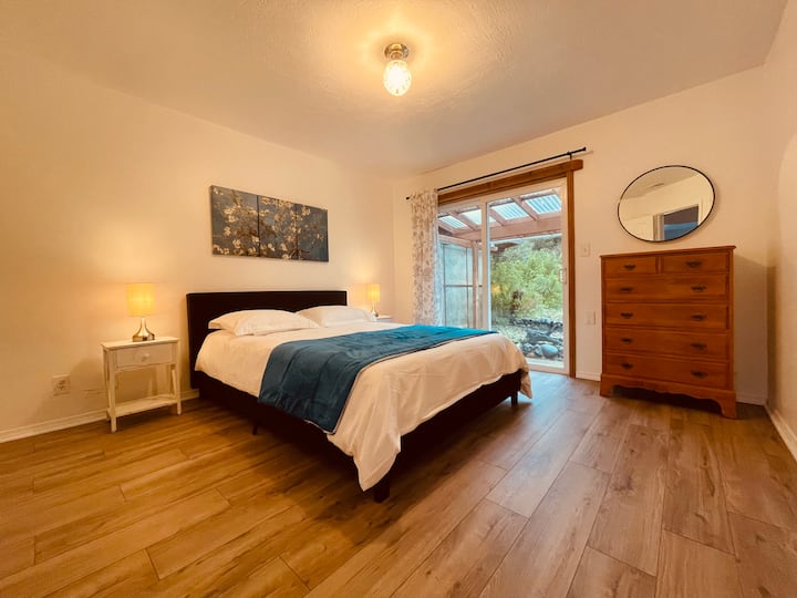 Chumba cha 2 cha kulala kilicho na kitanda cha ukubwa wa malkia, kabati kubwa lenye kioo, meza mbili za mwisho na taa