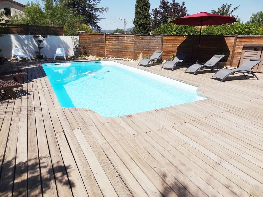 transats neufs confortables avec parasol
