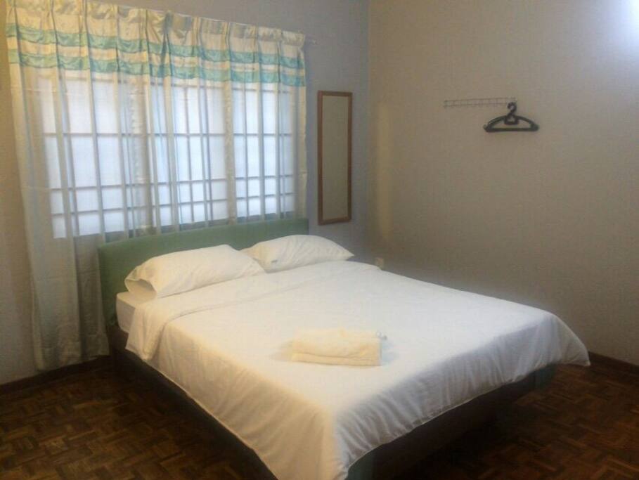 hotel bed room design with 750 treat count quilt