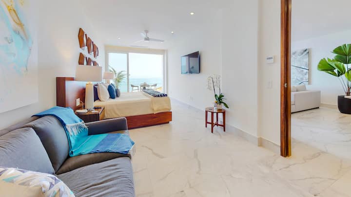 Master bedroom (ocean view)