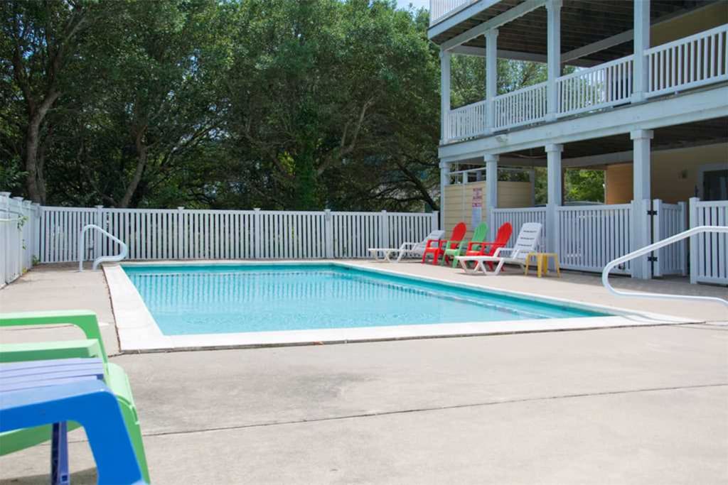 CC298: Parrothead Manor | Pool Area
