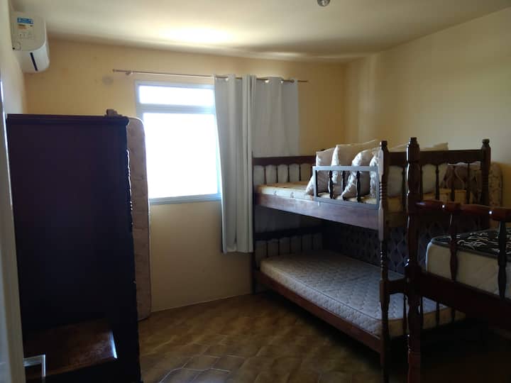 Quarto individual com 2 beliches