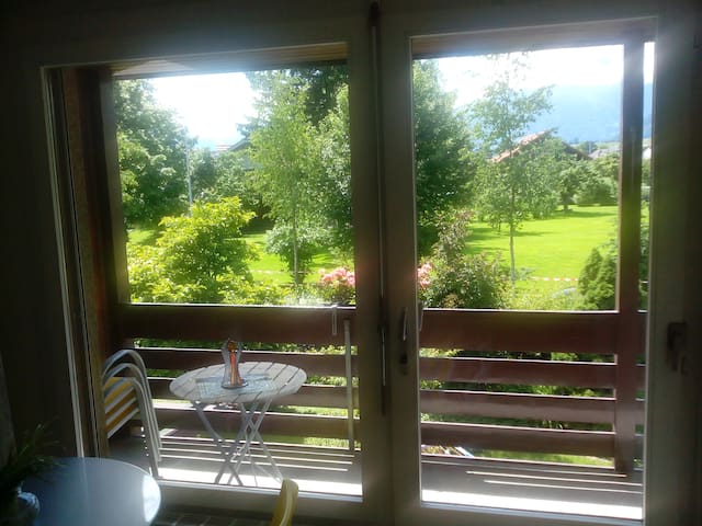 Schönes Zimmer mit Balkon  Nice room with balcony