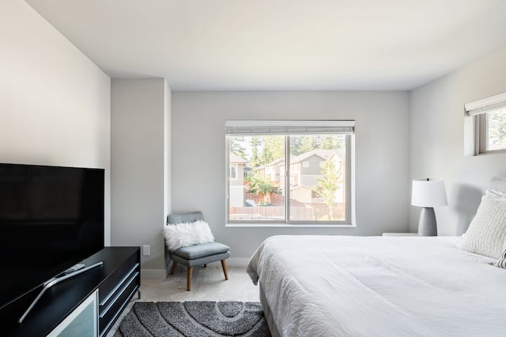 חדר Mid Mod נמצא בקומה השנייה וכולל מזרן טמפורה בגודל קינג סייז וטלוויזיה 55אינץ' עם סטרימינג של נטפליקס. כיסא מבטא. שידות לילה עם אור לקריאה.