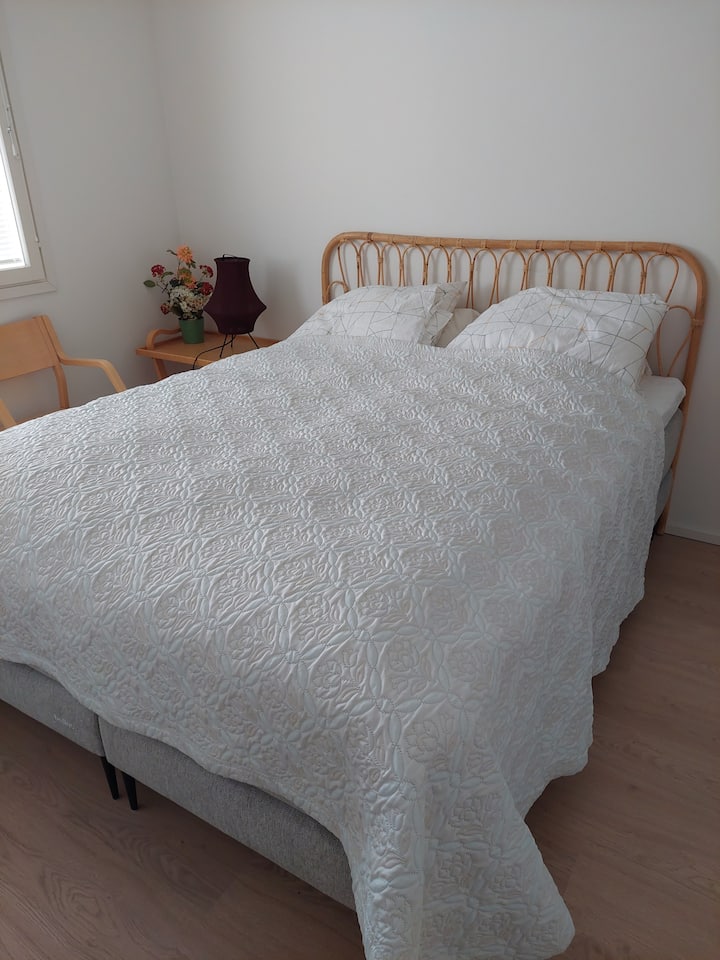 Spálňa Bellus s manželskou posteľou z bambusu a páperovou/bavlnenou posteľnou bielizňou, 3 prikrývkami a 6 vankúšmi