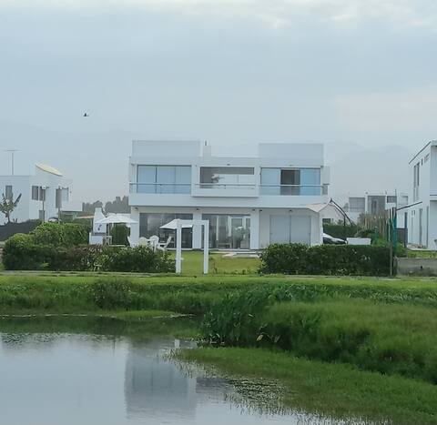 Casa frente a laguna y al mar