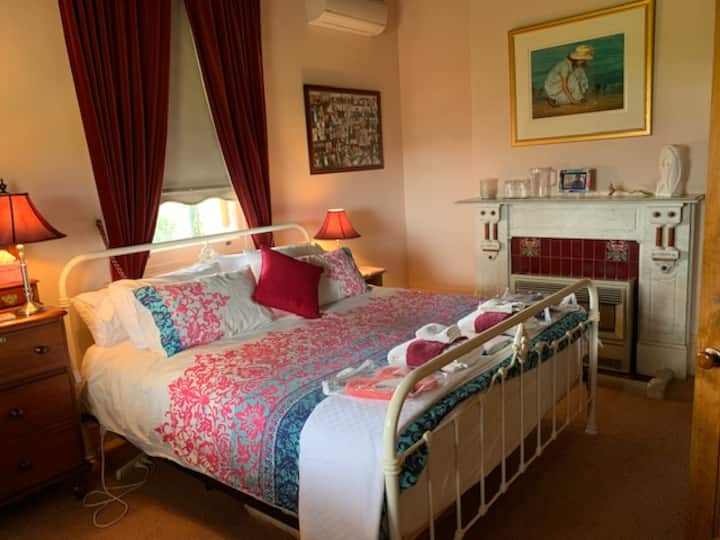 前加大双人床卧室，可俯瞰花园。