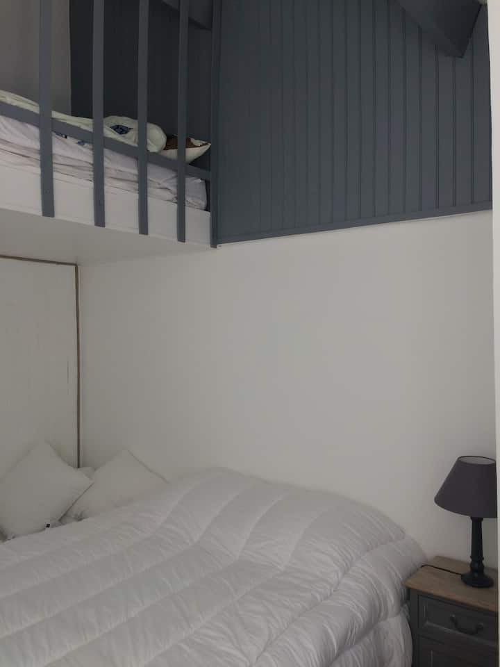 חדר+קומת ביניים +אפשרות למיטה נוספת 1 אדם 