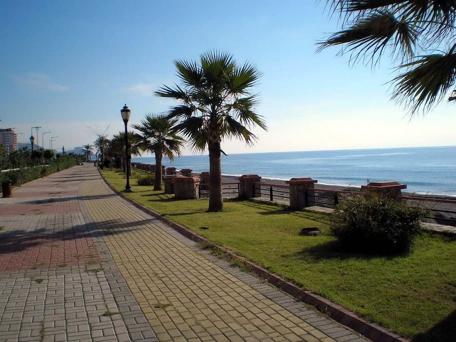 Mahmutlar's promenade