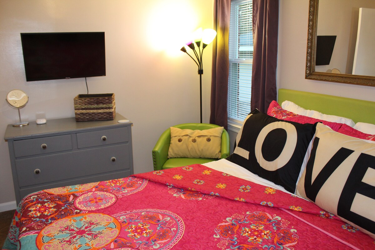 בחדר שינה שתיים יש מיטת קווין סייז וטלוויזיה. 