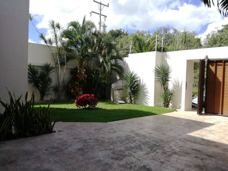 jardín delantero y entrada