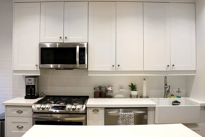 Executive Home Heart of Toronto Restyled w/Parking gallery image 5