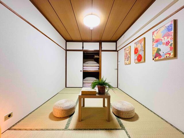 新宿车站步行800米，歌舞伎町繁华地段200米，地铁站300米，三室一厅日式榻榻米房间