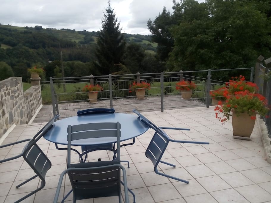 agréable terrasse qui profite aujourd'hui d'une belle véranda