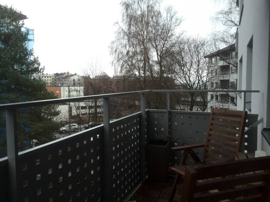 Østvendt balkong med formiddagssol