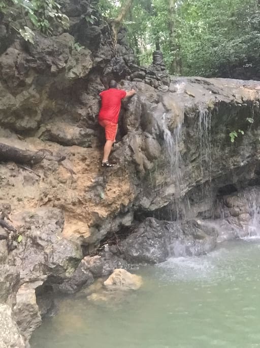 Para tirarse un clavado se sube por las rocas y luego saltar al agua te dará una porción de adrenalina