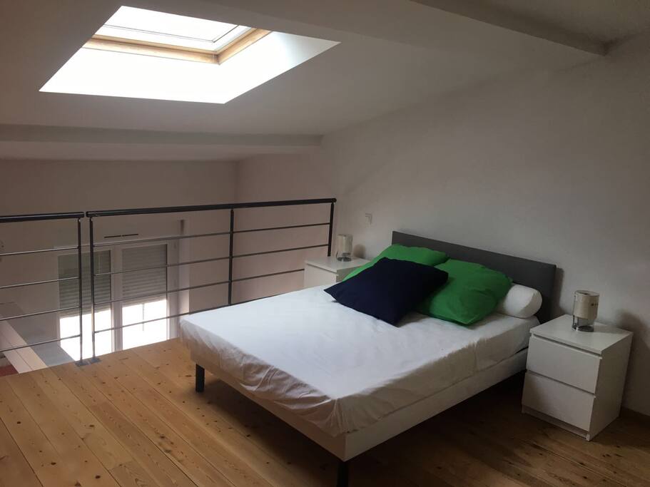 lit dans la chambre