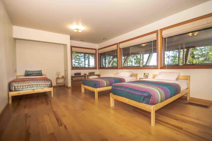 Lower Level: Bedroom 3 - Twin Beds