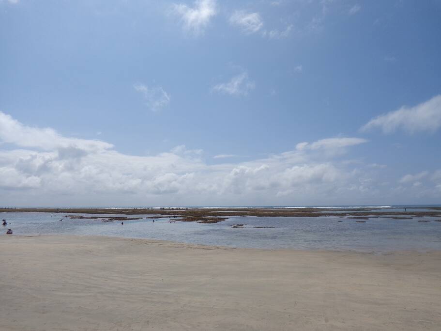 trecho de mar a 5 quadras de distancia dos apartamentos. piscinas naturais a cerca de 10 minutos caminhando.