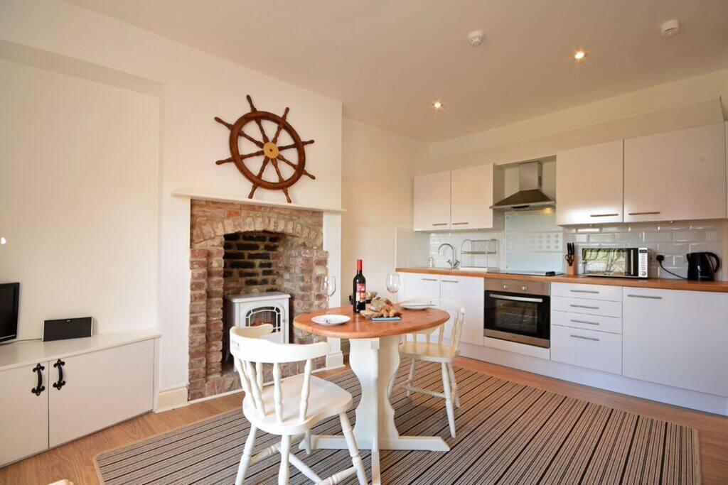 Kitchen & Dining