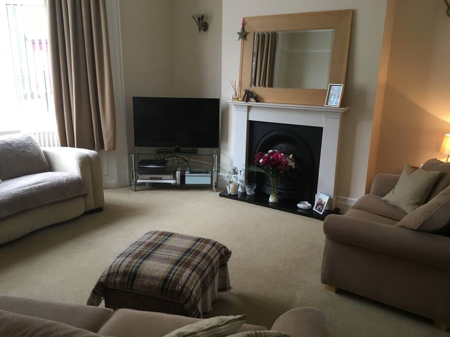 Lounge to use at your leisure. Very comfortable, light and spacious. 3 sofas, Sky TV, Internet.