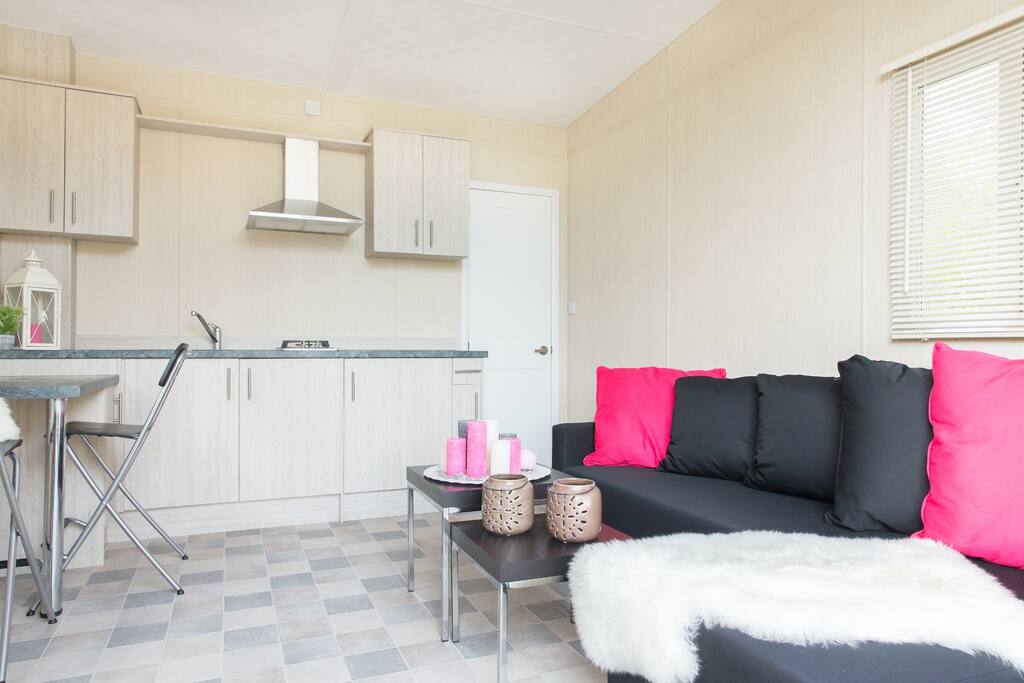Woonkamer met slaapbank.
