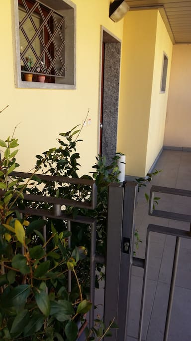 ingresso appartamento con terrazzino privato