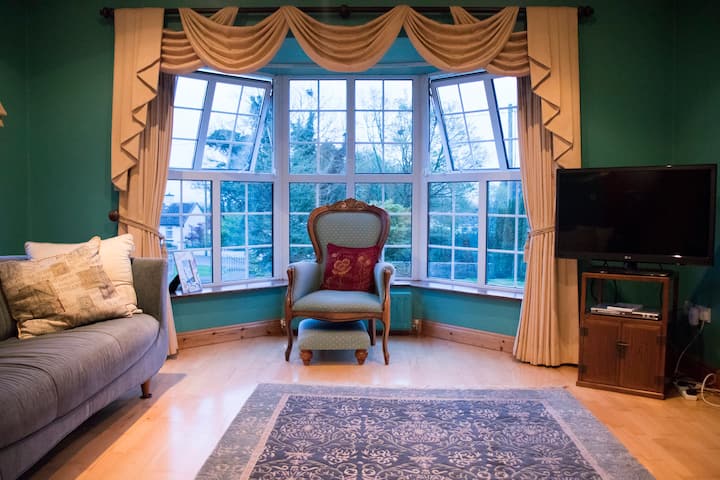 Romnia - A Bright Spacious Stone Cut Bungalow - Irland