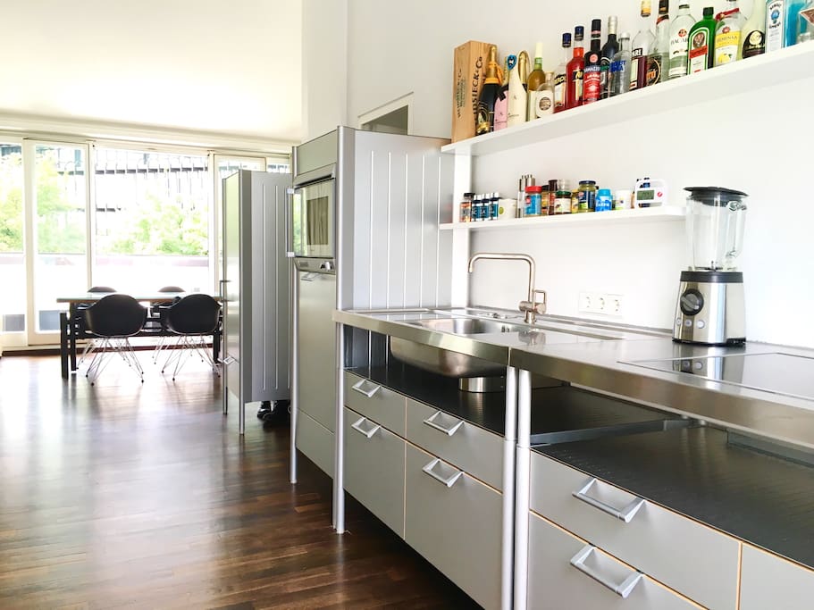 Bulthaup Küche mit Kühlschrank und Geschirrspüler, bulthaup kitchen with fridge (with big area for fresh fruits and vegetables ;-), dishwasher, mixer for healthy smoothies and electric waterheater.