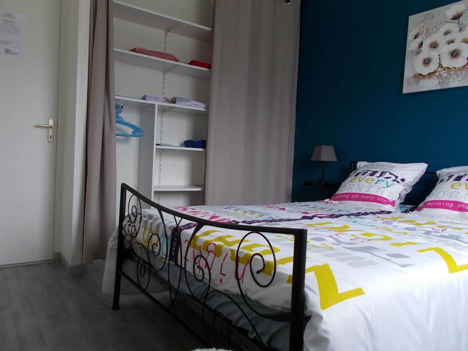 La chambre dispose d'une penderie et de plusieurs étagères