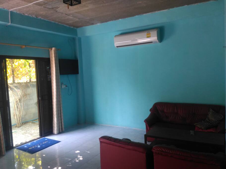 เครื่องปรับอากาศ,ทีวี พร้อมโซฟานั่ง