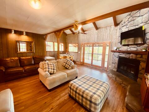 Pets/Kids love the Jacuzzi @ Large Lakeside Cabin