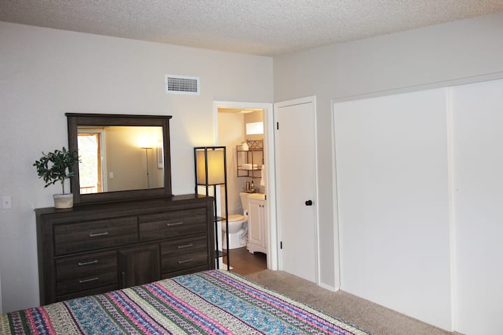 Აბაზანა off of King საძინებელი