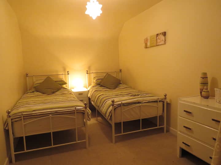 غرفة نوم مزدوجة في الطابق العلوي - انقر/انقر على الصورة لفتح العرض الكامل.