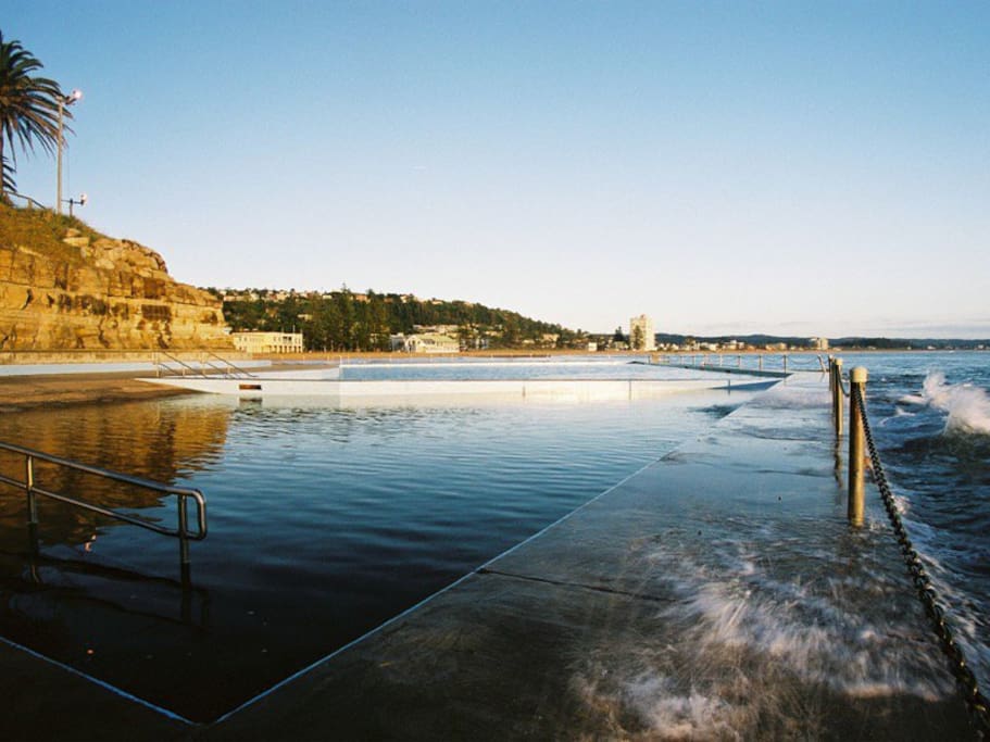 Stunning ocean pool @ Collaroy beach 5 min walk at the end of street.