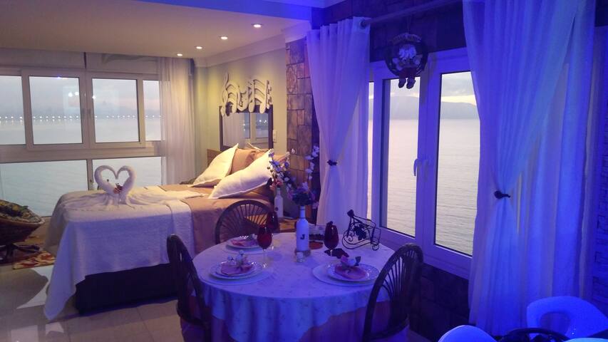 LOFT SOBRE O MAR - ILHA PORCHAT- PANORÂMICO -WI-FI