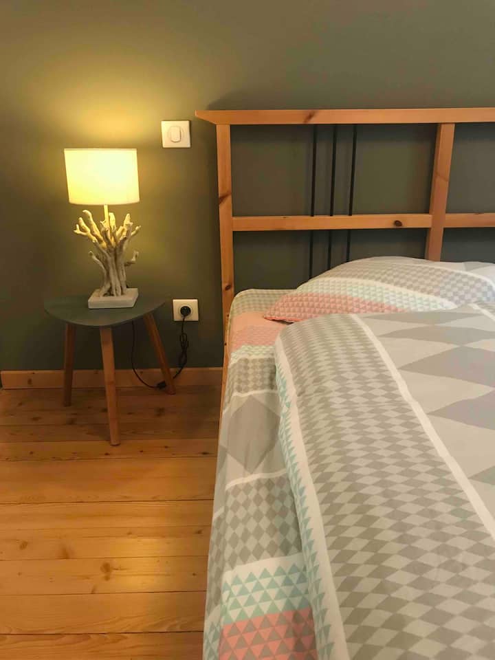 Spavaća soba i igraonica u potkrovlju, s 1 bračnim krevetom 140 x 200 – 2. kat