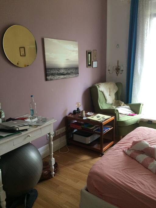 Lesesessel und kleiner Schreibtisch im Zimmer